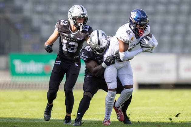 Hassane Dosso (Paris Musketeers, 08) runs with the ball and is tackled by Precious Ogbevoen (Raiders Tirol, 43), Raiders Tirol vs Paris Musketeers, American Football, EFA, Week 13, 2026, 09.08.2026 Innsbruck Tivoli Sradium Austria Copyright: xPFA BjörnxKeckerx