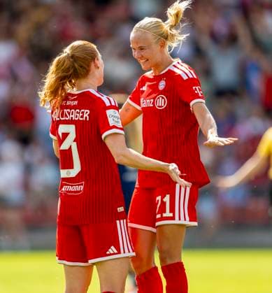 09.08.2026, Google Pixel Frauen-Bundesliga: Testspiel FC Bayern Frauen - Paris FC, im Sportpark Unterhaching, Pernille Harder (re, FC Bayern München) Torjubel mit Stine Ballisager (FC Bayern München) *** August 9, 2026, Google Pixel Women s Bundesliga Friendly Match: FC Bayern Women vs. Paris FC, at Sportpark Unterhaching; Pernille Harder (right), FC Bayern Munich, celebrating a goal with Stine Ballisager, FC Bayern Munich