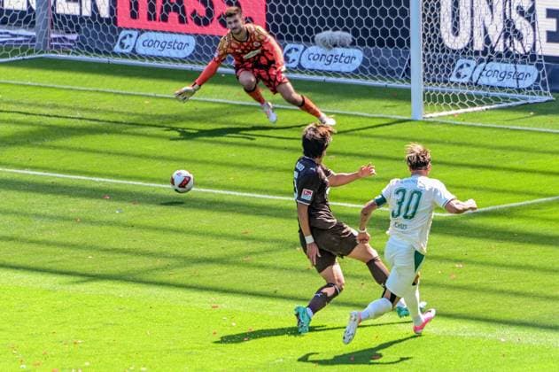 Ben Voll ( Pauli ) pariert Schuss von 30 Felix Klaus ( Fuerth ) Tomoya Ando ( Pauli ) Deutschland , Hamburg , Millerntorstadion , Fussball , 2 . Bundesliga , FC St Pauli - SPVGG Greuther Fürth *** Ben Voll, Pauli, saves a shot from 30 Felix Klaus, Fürth, Tomoya Ando, Pauli, Germany, Hamburg, Millerntor Stadium, soccer, 2. Bundesliga, FC St. Pauli vs. SPVGG Greuther Fürth
