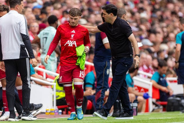 Football - Pre-Season Friendly - Liverpool FC v AS Monaco LIVERPOOL, ENGLAND - Saturday, August 8, 2026: Liverpool s head coach Andoni Iraola speaks to substitute Harvey Elliott (L) during a pre-season friendly match between Liverpool FC and AS Monaco FC at Anfield. (Photo by David Rawcliffe Propaganda) LIVERPOOL Anfield MERSEYSIDE ENGLAND  Copyright: xDavidxRawcliffex P2026-08-09-Liverpool_Monaco-135