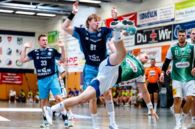 09.08.2026, xdobgx, Handball Heide-Cup 2026, TSV Hannover-Burgdorf - Handball Club Hamburg v.l. Moritz Sauter (Handball Verein Hamburg, 33), Martin Hovde (Handball Sport Verein Hamburg, 81), Justus Fischer (TSV Hannover-Burgdorf, 54) beim Wurf, in action, throwing, Sebastian Heymann (TSV Hannover-Burgdorf, 11) Schneverdingen *** August 9, 2026, xdobgx, 2026 Heide Cup Handball Tournament, TSV Hannover Burgdorf vs. Handball Sport Verein Hamburg: Moritz Sauter, 33, Martin Hovde, 81, Justus Fischer, TSV Hannover Burgdorf, 54, taking a shot, in action, throwing; Sebastian Heymann, TSV Hannover Burgdorf, 11, Schneverdingen