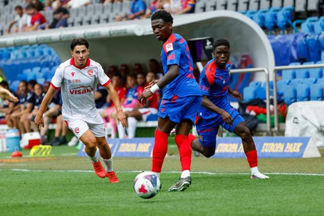 Nils Reichmuth (FC Thun, 70), Moussa Cisse (FC Basel, 29) und Kazeem Olaigbe (FC Basel, 11) im Kampf um den Ball , Schweiz, Fussball, Super League, 3.Spieltag, 2026 2027, FC Basel 1893 vs. FC Thun, 09.08.2026, Basel Sankt Jakob Park Schweiz *** Nils Reichmuth (FC Thun), 70, Moussa Cisse (FC Basel), 29, and Kazeem Olaigbe (FC Basel), 11, battling for the ball, Switzerland, soccer, Super League, Matchday 3, 2026–2027, FC Basel 1893 vs. FC Thun, August 9, 2026, St. Jakob Park, Basel, Switzerland Copyright: xGrantxHubbsx