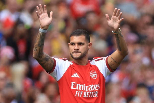 Arsenal FC v Borussia Dortmund - Pre-Season Friendly Bruno Guimarães of Arsenal applauds the fans before the pre-season friendly match between Arsenal FC and Borussia Dortmund at Emirates Stadium on August 9, 2026 in London, England. WARNING! This Photograph May Only Be Used For Newspaper And Or Magazine Editorial Purposes. May Not Be Used For Publications Involving 1 player, 1 Club Or 1 Competition Without Written Authorisation From Football DataCo Ltd. For Any Queries, Please Contact Football DataCo Ltd on +44 (0) 207 864 9121 London Emirates Stadium England United Kingdom Copyright: xAllstarxPicturexLibraryxLtdx