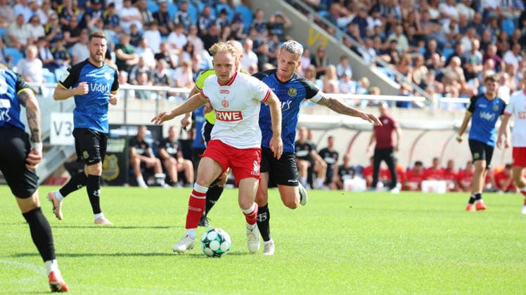 09.08.2026, xrekx, Fussball 3.Liga, 1.FC Saarbruecken - Rot-Weiss Essen v.l. Tony Menzel (Rot-Weiss Essen) Florian Pick (1. FC Saarbruecken) Zweikampf, Aktion, action, battle for the ball (DFL DFB REGULATIONS PROHIBIT ANY USE OF PHOTOGRAPHS as IMAGE SEQUENCES and or QUASI-VIDEO) Saarbruecken *** August 9, 2026, xrekx, Soccer 3rd Division, 1. FC Saarbrücken vs. Rot-Weiss Essen, Tony Menzel (Rot-Weiss Essen) vs. Florian Pick (1. FC Saarbrücken), Tackle, Action, battle for the ball. DFL and DFB regulations prohibit any use of photographs as image sequences and or quasi-video. Saarbrücken