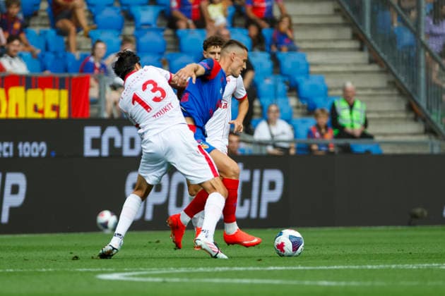 Nassim Zoukit (FC Thun, 13) und Zan Celar (FC Basel, 09) im Zweikampf , Schweiz, Fussball, Super League, 3.Spieltag, 2026 2027, FC Basel 1893 vs. FC Thun, 09.08.2026, Basel Sankt Jakob Park Schweiz *** Nassim Zoukit (FC Thun), 13, and Zan Celar (FC Basel), 09, in a tackle, Switzerland, soccer, Super League, Matchday 3, 2026–2027, FC Basel 1893 vs. FC Thun, August 9, 2026, St. Jakob Park, Basel, Switzerland Copyright: xGrantxHubbsx