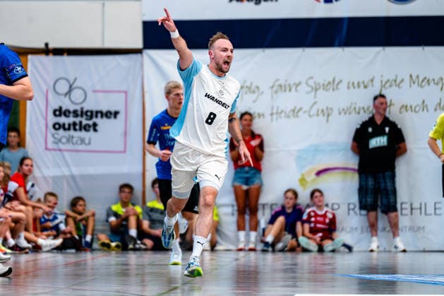 09.08.2026, xdobgx, Handball Heide-Cup 2026, VfL Gummersbach - Mors Thy Handbold v.l. Lukas Blohme (VfL Gummersbach, 8) gibt Anweisungen, gestikuliert mit den Armen, gesticulate, gives instructions Schneverdingen *** August 9, 2026, xdobgx, 2026 Heide Cup Handball Tournament, VfL Gummersbach vs. Mors Thy Handbold; from left: Lukas Blohme (VfL Gummersbach), No. 8 gives instructions, gesturing with his arms, gesticulate, gives instructions; Schneverdingen