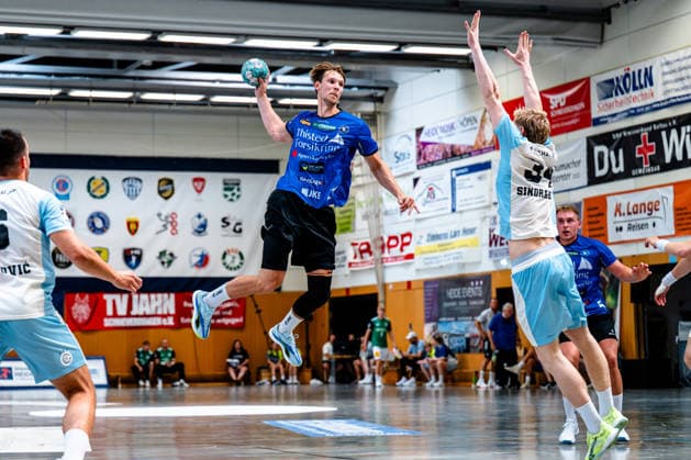 09.08.2026, xdobgx, Handball Heide-Cup 2026, VfL Gummersbach - Mors Thy Handbold v.l. Oliver Sonne Wosniak (Mors-Thy Handbold, 17) beim Wurf, in action, throwing Gardar Ingi Sindrason (VfL Gummersbach, 34) Schneverdingen *** August 9, 2026, xdobgx, 2026 Heide Cup Handball Tournament, VfL Gummersbach vs. Mors Thy Handbold, from left: Oliver Sonne, Wosniak, Mors Thy Handbold, No. 17 shooting, in action, throwing; Gardar Ingi Sindrason, VfL Gummersbach, No. 34 Schneverdingen