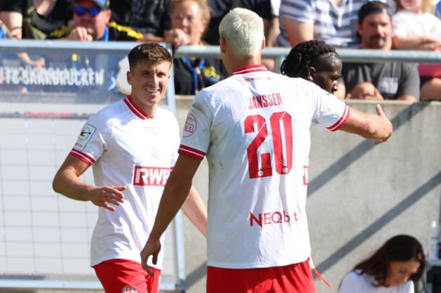 09.08.2026, xrekx, Fussball 3.Liga, 1.FC Saarbruecken - Rot-Weiss Essen v.l. Torjubel nach dem Tor zum celebrating the goal celebrate 0:2 durch Semir Telalovic (Rot-Weiss Essen) (DFL DFB REGULATIONS PROHIBIT ANY USE OF PHOTOGRAPHS as IMAGE SEQUENCES and or QUASI-VIDEO) Saarbruecken *** August 9, 2026, xrekx, Soccer 3rd Division, 1 FC Saarbrücken vs. Rot-Weiß Essen: Goal celebration after Semir Telalovic’s goal for Rot-Weiß Essen (0–2). DFL and DFB regulations prohibit any use of photographs as image sequences and or quasi-video. Saarbrücken