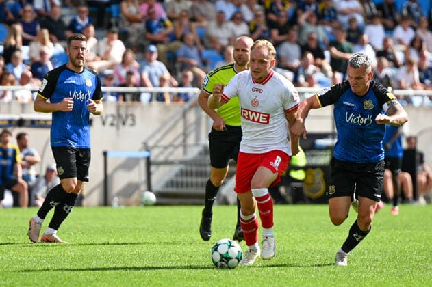 Tony Menzel 1. FC Saarbrücken - Rot-Weiss Essen 09.08.2026 Tony Menzel (8, RWE) 1. FC Saarbrücken gegen Rot-Weiss Essen im Ludwigsparkstadion (Saarbrücken) am 9. August 2026. 1. Spieltag der 3. Liga, Saison 2026 2027 *** Tony Menzel 1 FC Saarbrücken Rot Weiss Essen August 9, 2026 Tony Menzel 8, RWE 1 FC Saarbrücken vs. Rot Weiss Essen at Ludwigsparkstadion in Saarbrücken on August 9, 2026—Matchday 1 of the 3. Liga, 2026–2027 season