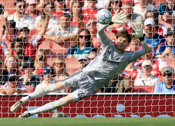 Arsenal FC v Borussia Dortmund - Pre-Season Friendly Illan Meslier, goalkeeper of Arsenal on the ball during the pre-season friendly match between Arsenal FC and Borussia Dortmund at Emirates Stadium on August 9, 2026 in London, England. WARNING! This Photograph May Only Be Used For Newspaper And Or Magazine Editorial Purposes. May Not Be Used For Publications Involving 1 player, 1 Club Or 1 Competition Without Written Authorisation From Football DataCo Ltd. For Any Queries, Please Contact Football DataCo Ltd on +44 (0) 207 864 9121 London Emirates Stadium England United Kingdom Copyright: xAllstarxPicturexLibraryxLtdx
