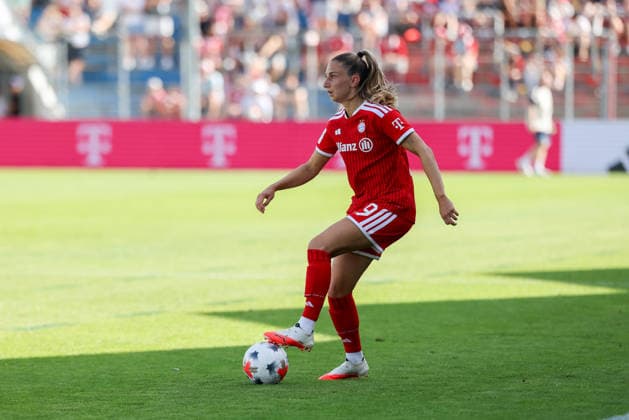Katharina Naschenweng (FC Bayern Muenchen, 19) mit Ball, GER, FC Bayern Muenchen vs. Paris FC, Fussball, Testspiel, Saison 2026 2027, 09.08.2026, GER, FC Bayern Muenchen vs. Paris FC, Fussball, Testspiel, Saison 2026 2027, 09.08.2026 Unterhaching *** Katharina Naschenweng, FC Bayern Munich, age 19, with the ball, GER, FC Bayern Munich vs. Paris FC, soccer, friendly match, 2026–2027 season, August 9, 2026, GER, FC Bayern Munich vs. Paris FC, soccer, friendly match, 2026–2027 season, August 9, 2026, Unterhaching Copyright: xEibner-Pressefoto JennixMaulx EP_JML