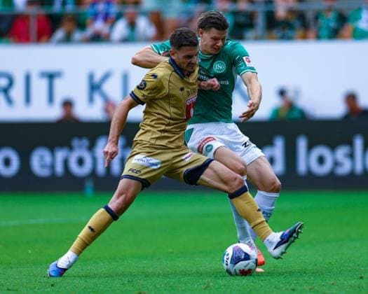9. August 2026, Fussball, Brack Super League 2026 27, Runde 3, FC St. Gallen 1879 gegen FC Luzern, Berit Sitterstadion, St. Gallen, Schweiz Stefan Knezevic (5, FC Luzern) verteidigt gegen Andrin Hunziker (9, FC St. Gallen 1879) Photo: Urs Ottiger *** August 9, 2026, Soccer, Brack Super League 2026–27, Round 3, FC St. Gallen 1879 vs. FC Lucerne, Berit Sitter Stadium, St. Gallen, Switzerland; Stefan Knezevic 5, FC Lucerne defends against Andrin Hunziker 9, FC St. Gallen 1879; Photo by Urs Ottiger