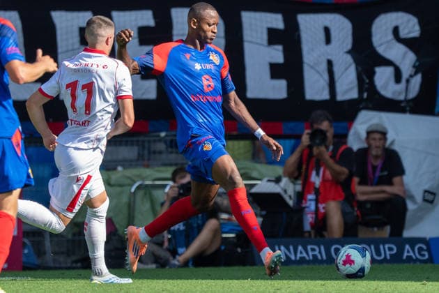 BASEL, SWITZERLAND - AUGUST 9: Layton Stewart of Thun L) battles for the ball with Akpe Victory of Basel R) on August 9, 2026 in Basel, Switzerland. *** BASEL, SWITZERLAND, AUGUST 9: Layton Stewart of Thun (L) battles for the ball with Akpe Victory of Basel (R) on August 9, 2026, in Basel, Switzerland Copyright: xJustPictures.ch PascalxvonxBürenx jp-en-EuSpIm-Pavo_Fotografie-06934