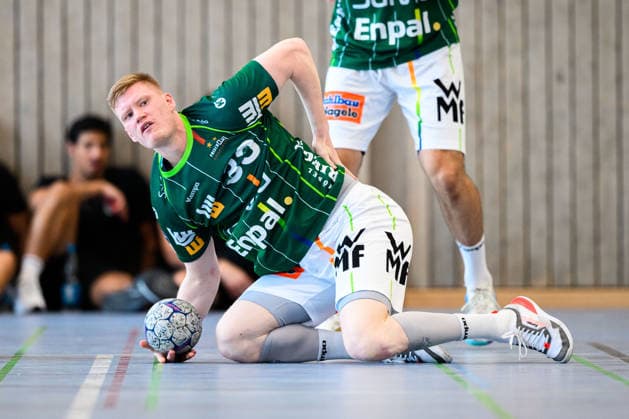 Altensteig: SCup - Finale - 26 27 - Frisch Auf Goeppingen - TVB Stuttgart Ymir Gislason (Goeppingen) Verletzt Verletzung Schmerzen Altensteig Eichwaldhalle Baden-Württemberg Deutschland *** Altensteig SCup Final 26 27 Frisch Auf Göppingen TVB Stuttgart Ymir Gislason Göppingen Injured Injury Pain Altensteig Eichwaldhalle Baden-Württemberg Germany