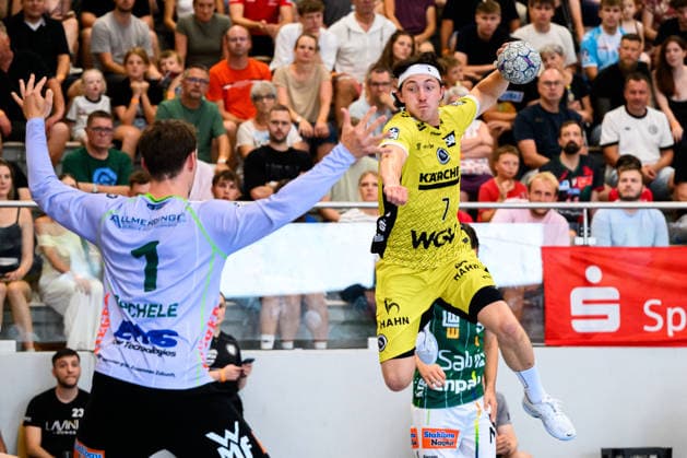 Altensteig: SCup - Finale - 26 27 - Frisch Auf Goeppingen - TVB Stuttgart v.li. Torhueter Julian Buchele (Goeppingen), Kasper Thorsen Lien (Stuttgart) Altensteig Eichwaldhalle Baden-Württemberg Deutschland *** Altensteig SCup Final, 26–27: Frisch Auf Göppingen vs. TVB Stuttgart; from left: Goalkeeper Julian Buchele (Göppingen), Kasper Thorsen (Stuttgart); Altensteig, Eichwaldhalle, Baden-Württemberg, Germany