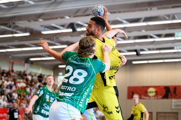 Altensteig: SCup - Finale - 26 27 - Frisch Auf Goeppingen - TVB Stuttgart v. li. im Zweikampf Franko Lastro (Goeppingen) und Philipp Ahouansou (Stuttgart) Altensteig Eichwaldhalle Baden-Württemberg Deutschland *** Altensteig SCup Final, 26–27: Frisch Auf Göppingen vs. TVB Stuttgart; from left, Franko Lastro (Göppingen) and Philipp Ahouansou (Stuttgart) in a one-on-one battle; Altensteig, Eichwaldhalle, Baden-Württemberg, Germany