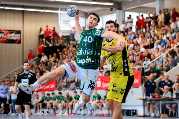 Altensteig: SCup - Finale - 26 27 - Frisch Auf Goeppingen - TVB Stuttgart Elias Newel (Goeppingen), Malte Donker (Stuttgart) Altensteig Eichwaldhalle Baden-Württemberg Deutschland *** Altensteig SCup Final 26–27 Frisch Auf Göppingen vs. TVB Stuttgart; Elias Newel (Göppingen), Malte Donker (Stuttgart); Altensteig, Eichwaldhalle, Baden-Württemberg, Germany