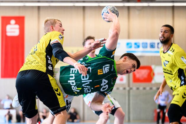 Altensteig: SCup - Finale - 26 27 - Frisch Auf Goeppingen - TVB Stuttgart v. li. im Zweikampf Torben Matzken (Stuttgart) und Elias Newel (Goeppingen) Altensteig Eichwaldhalle Baden-Württemberg Deutschland *** Altensteig SCup Final, 26–27: Frisch Auf Göppingen vs. TVB Stuttgart (from left): Torben Matzken (Stuttgart) and Elias Newel (Göppingen) in a one-on-one battle; Eichwaldhalle, Altensteig, Baden-Württemberg, Germany