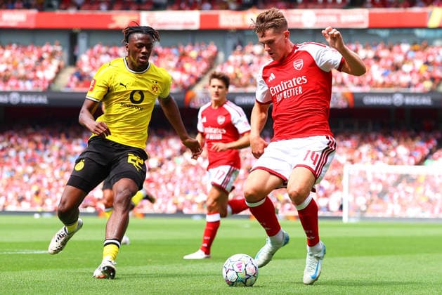Joane Gadou of Borussia Dortmund chases down Viktor Gyokeres of Arsenal during the pre-season friendly match between Arsenal FC and Borussia Dortmund at Emirates Stadium on August 9, 2026 in London, England. (Photo by Ryan Crockett DeFodi Images) - *** Joane Gadou of Borussia Dortmund chases down Viktor Gyokeres of Arsenal during the preseason friendly match between Arsenal FC and Borussia Dortmund at Emirates Stadium on August 9, 2026, in London, England. Photo by Ryan Crockett, DeFodi Images