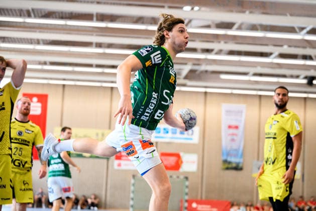 Altensteig: SCup - Finale - 26 27 - Frisch Auf Goeppingen - TVB Stuttgart Franko Lastro (Goeppingen) Altensteig Eichwaldhalle Baden-Württemberg Deutschland *** Altensteig SCup Final 26 27 Frisch Auf Göppingen TVB Stuttgart Franko Lastro Göppingen Altensteig Eichwaldhalle Baden-Württemberg Germany