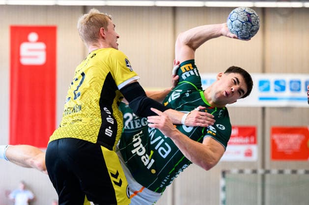 Altensteig: SCup - Finale - 26 27 - Frisch Auf Goeppingen - TVB Stuttgart v. li. im Zweikampf Linus Schmid (Stuttgart), Elias Newel (Goeppingen) Altensteig Eichwaldhalle Baden-Württemberg Deutschland *** Altensteig SCup Final, 26–27: Frisch Auf Göppingen vs. TVB Stuttgart (from left in a one-on-one match): Linus Schmid (Stuttgart), Elias Newel (Göppingen); Eichwaldhalle, Altensteig, Baden-Württemberg, Germany