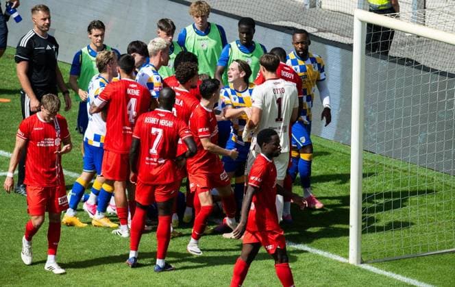 FUSSBALL - REGIONALLIGA SAISON 2026-2027 NORDOST 4. SPIELTAG JENA - ERFURT ** NUR FÜR REDAKTIONELLE ZWECKE ** EDITORIAL USE ONLY **<p>09 08 2026-Jena: Fussball Regionalliga Nordost Saison 2026 20227 Ernst-Abbe-Sportfeld 4. Spieltag FC Carl Zeiss Jena - FC Rot Weiss Erfurt im Foto: Gerangel ( Deutschland Thueringen Jena Copyright: SaschaxFromm *** SOCCER REGIONAL LEAGUE 2026–2027 SEASON, NORTHEAST DIVISION, MATCHDAY 4: JENA VS. ERFURT ** FOR EDITORIAL USE ONLY ** EDITORIAL USE ONLY ** p 09 08 2026 Jena Soccer Regional League Northeast Season 2026–2027 Ernst Abbe Sportfeld Matchday 4 FC Carl Zeiss Jena vs. FC Rot-Weiss Erfurt in the photo: Scramble Germany Thuringia Jena Copyright SaschaxFromm Copyright: SaschaxFromm doc87340bfkqb6144b7a112j ,EDITORIAL USE ONLY
