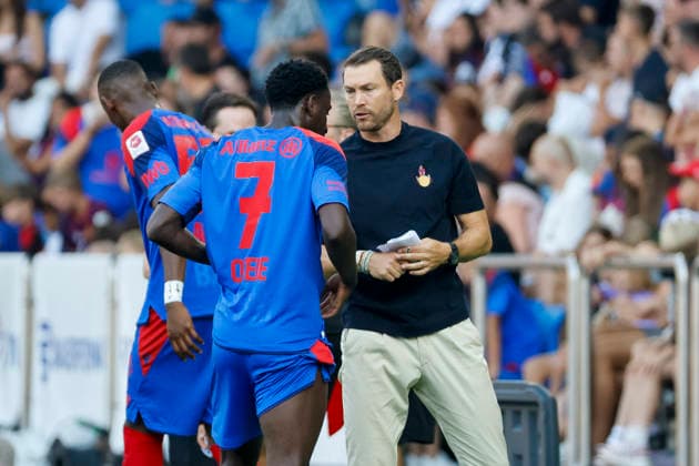 Philip Otele (FC Basel, 07) und Stephan Lichtsteiner (FC Basel, Trainer) im Dialog, im Gespräch, im Austausch, in Kommunikation , Schweiz, Fussball, Super League, 3.Spieltag, 2026 2027, FC Basel 1893 vs. FC Thun, 09.08.2026, Basel Sankt Jakob Park Schweiz *** Philip Otele (FC Basel, 07) and Stephan Lichtsteiner (FC Basel), coaches in dialogue, in conversation, exchanging ideas, communicating, Switzerland, soccer, Super League, Matchday 3, 2026–2027, FC Basel 1893 vs. FC Thun, August 9, 2026, Basel, St. Jakob Park, Switzerland Copyright: xGrantxHubbsx