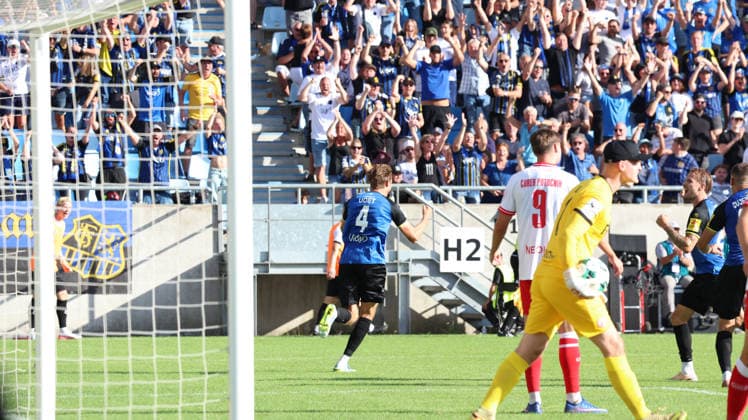 09.08.2026, xrekx, Fussball 3.Liga, 1.FC Saarbruecken - Rot-Weiss Essen v.l. Torjubel nach dem Tor zum celebrating the goal celebrate 4:2 durch Siemen Voet (1. FC Saarbruecken) (DFL DFB REGULATIONS PROHIBIT ANY USE OF PHOTOGRAPHS as IMAGE SEQUENCES and or QUASI-VIDEO) Saarbruecken *** August 9, 2026, xrekx, Soccer 3rd Division, 1 FC Saarbrücken vs. Rot-Weiss Essen: Goal celebration after Siemen Voet scored the 4-2 goal for 1 FC Saarbrücken. DFL and DFB regulations prohibit any use of photographs as image sequences and or quasi-video. Saarbruecken