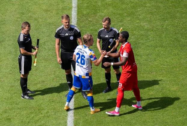 FUSSBALL - REGIONALLIGA SAISON 2026-2027 NORDOST 4. SPIELTAG JENA - ERFURT ** NUR FÜR REDAKTIONELLE ZWECKE ** EDITORIAL USE ONLY **<p>09 08 2026-Jena: Fussball Regionalliga Nordost Saison 2026 20227 Ernst-Abbe-Sportfeld 4. Spieltag FC Carl Zeiss Jena - FC Rot Weiss Erfurt im Foto: Benny Boboy 27 (Rot-Weiß Erfurt) und Nils Butzen 26 (FC Carl Zeiss Jena) vor Beginn des Spiels ( Deutschland Thueringen Jena Copyright: SaschaxFromm *** SOCCER REGIONAL LEAGUE SEASON 2026–2027 NORTHEAST, MATCHDAY 4: JENA VS. ERFURT ** FOR EDITORIAL PURPOSES ONLY ** EDITORIAL USE ONLY ** August 9, 2026 Jena Soccer Regional League Northeast Season 2026–2027 Ernst Abbe Sportfeld Matchday 4 FC Carl Zeiss Jena vs. FC Rot-Weiss Erfurt Pictured: Benny Boboy (27, Rot-Weiss Erfurt) and Nils Butzen (26, FC Carl Zeiss Jena before the start of the match, Germany, Thuringia, Jena. Copyright SaschaxFromm Copyright: SaschaxFromm doc87343ztgowy1cvadb1cf8 ,EDITORIAL USE ONLY