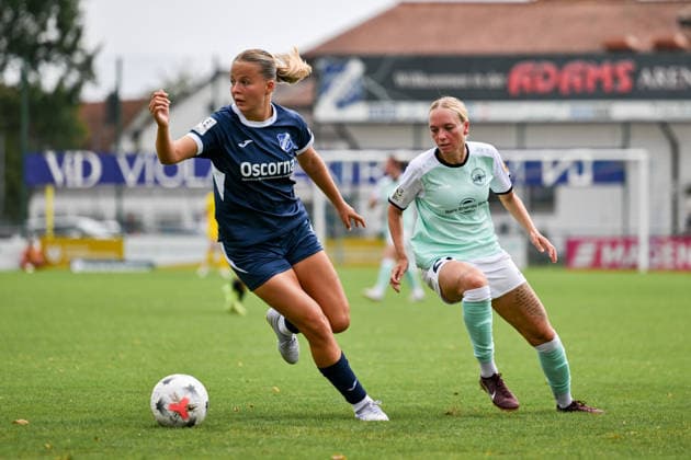 Sophia Gerber (Sand) sichert sich vor Isabel Pfeiffer (21 Andernach) den Ball. *** Sophia Gerber Sand secures the ball ahead of Isabel Pfeiffer 21 Andernach