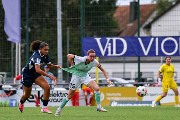 09.08.2026, Fußball, 2. Frauen-Bundesliga, 2026 2027, 2. Spieltag,SC Sand - SG 99 Andernach Vanessa Zilligen (15 Andernach) wird von Melissa Ugochukwu (Sand) am Trikot gezogen. *** August 9, 2026, Soccer, Women s Bundesliga 2, 2026–2027, Matchday 2, SC Sand vs. SG 99 Andernach: Vanessa Zilligen (15) of Andernach has her jersey pulled by Melissa Ugochukwu of Sand