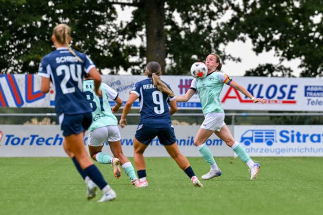 Vanessa Zilligen (Andernach) nimmt den Ball mit der Brust an. *** Vanessa Zilligen of Andernach controls the ball with her chest