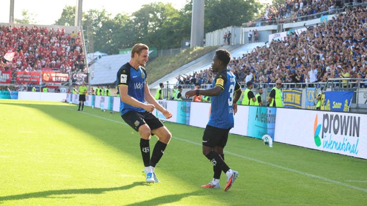 09.08.2026, xrekx, Fussball 3.Liga, 1.FC Saarbruecken - Rot-Weiss Essen v.l. Torjubel nach dem Tor zum celebrating the goal celebrate 5:2 durch Kelsey Owusu Aninkorah-Meisel (1. FC Saarbruecken) (DFL DFB REGULATIONS PROHIBIT ANY USE OF PHOTOGRAPHS as IMAGE SEQUENCES and or QUASI-VIDEO) Saarbruecken *** August 9, 2026, xrekx, Soccer 3rd Division, 1 FC Saarbrücken vs. Rot-Weiss Essen: Goal celebration after Kelsey Owusu Aninkorah Meisel scored the 5-2 goal for 1 FC Saarbrücken. DFL and DFB regulations prohibit any use of photographs as image sequences and or QUASI VIDEO Saarbrücken