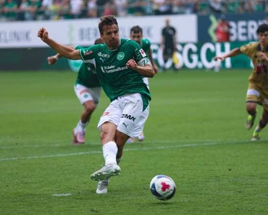9. August 2026, Fussball, Brack Super League 2026 27, Runde 3, FC St. Gallen 1879 gegen FC Luzern, Berit Sitterstadion, St. Gallen, Schweiz Lukas Görtler (16, FC St. Gallen 1879) gleicht mit seinem versenkten Elfmeter in der letzten Spielminute zum 2:2 aus Photo: Urs Ottiger *** August 9, 2026, Soccer, Brack Super League 2026–27, Round 3, FC St. Gallen 1879 vs. FC Lucerne, Berit Sitter Stadium, St. Gallen, Switzerland: Lukas Görtler, 16, scores a penalty kick in the final minute of the game to tie the score at 2–2. Photo by Urs Ottiger