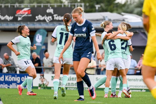 Freude bei den Andernacherinnen nach dem wichtigen 2:1. *** Joy among the Andernach women after the important 2-1 victory