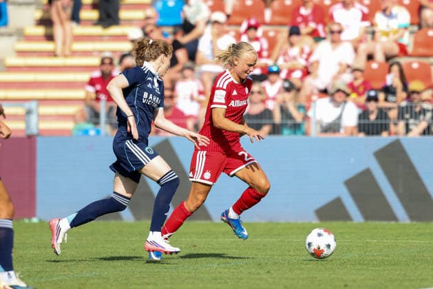 Pernille Harder (FC Bayern Muenchen, 21) mit Ball, GER, FC Bayern Muenchen vs. Paris FC, Fussball, Testspiel, Saison 2026 2027, 09.08.2026, GER, FC Bayern Muenchen vs. Paris FC, Fussball, Testspiel, Saison 2026 2027, 09.08.2026 Unterhaching *** Pernille Harder, FC Bayern Munich, No. 21 with the ball, GER, FC Bayern Munich vs. Paris FC, soccer, friendly match, 2026–2027 season, August 9, 2026, GER, FC Bayern Munich vs. Paris FC, soccer, friendly match, 2026–2027 season, August 9, 2026, Unterhaching Copyright: xEibner-Pressefoto JennixMaulx EP_JML