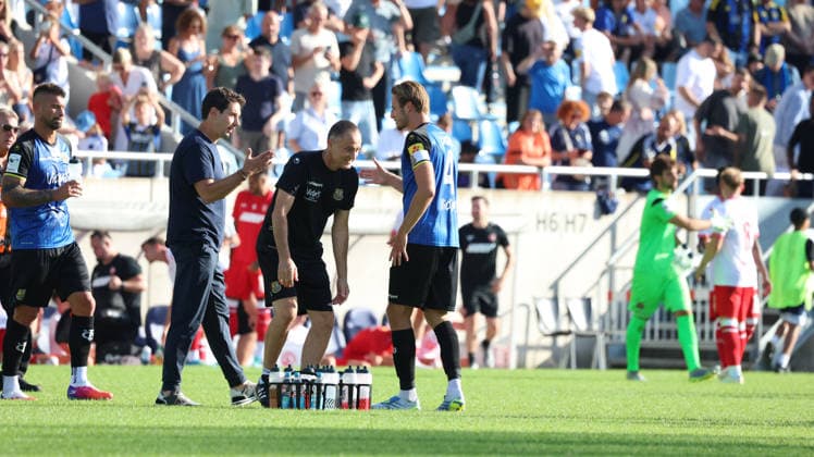 09.08.2026, xrekx, Fussball 3.Liga, 1.FC Saarbruecken - Rot-Weiss Essen v.l. Argirios Giannikis (Trainer, 1. FC Saarbruecken) Siemen Voet (1. FC Saarbruecken) Mannschaft, Spieler, jubeln nach Spielende, Team, Player, celebrate at the end of the match (DFL DFB REGULATIONS PROHIBIT ANY USE OF PHOTOGRAPHS as IMAGE SEQUENCES and or QUASI-VIDEO) Saarbruecken *** August 9, 2026, xrekx, Soccer 3rd Division, 1 FC Saarbrücken vs. Rot-Weiß Essen, Argirios Giannikis (Coach), 1 FC Saarbrücken, Siemen Voet, 1 FC Saarbrücken team, players celebrating after the game, team, players, celebrating at the end of the match. DFL and DFB regulations prohibit any use of photographs as image sequences and or quasi-video. Saarbrücken