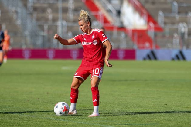 Linda Dallmann (FC Bayern Muenchen, 10) mit Ball, GER, FC Bayern Muenchen vs. Paris FC, Fussball, Testspiel, Saison 2026 2027, 09.08.2026, GER, FC Bayern Muenchen vs. Paris FC, Fussball, Testspiel, Saison 2026 2027, 09.08.2026 Unterhaching *** Linda Dallmann, FC Bayern Munich, No. 10 with the ball, GER, FC Bayern Munich vs. Paris FC, soccer, friendly match, 2026–2027 season, August 9, 2026, GER, FC Bayern Munich vs. Paris FC, soccer, friendly match, 2026–2027 season, August 9, 2026, Unterhaching Copyright: xEibner-Pressefoto JennixMaulx EP_JML