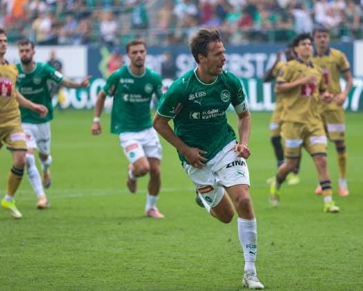 9. August 2026, Fussball, Brack Super League 2026 27, Runde 3, FC St. Gallen 1879 gegen FC Luzern, Berit Sitterstadion, St. Gallen, Schweiz Lukas Görtler (16, FC St. Gallen 1879) mit Blick zu Simon Simoni (1, FC Luzern) nach seinem versenkten Elfmeter Photo: Urs Ottiger *** August 9, 2026, Soccer, Brack Super League 2026–27, Round 3, FC St. Gallen 1879 vs. FC Lucerne, Berit Sitter Stadium, St. Gallen, Switzerland. Lukas Görtler (16), FC St. Gallen 1879, looks at Simon Simoni (1), FC Lucerne, after he missed his penalty kick. Photo by Urs Ottiger