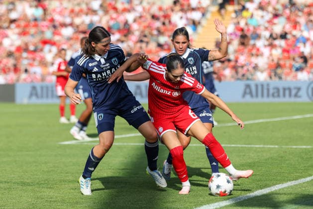 Zweikampf zwischen Kassandra Potsi (FC Bayern Muenchen, 06) mit Ball und Manoly Baquerzio (Paris FC, 03), mit Kaja Korosec (Paris FC, 04), GER, FC Bayern Muenchen vs. Paris FC, Fussball, Testspiel, Saison 2026 2027, 09.08.2026, GER, FC Bayern Muenchen vs. Paris FC, Fussball, Testspiel, Saison 2026 2027, 09.08.2026 Unterhaching *** A duel between Kassandra Potsi of FC Bayern Munich, 06, with the ball, and Manoly Baquerzio of Paris FC, 03, with Kaja Korosec of Paris FC, 04, GER, FC Bayern Munich vs. Paris FC, soccer, friendly match, 2026–2027 season, August 9, 2026, GER, FC Bayern Munich vs. Paris FC, soccer, friendly match, 2026–2027 season, August 9, 2026, Unterhaching Copyright: xEibner-Pressefoto JennixMaulx EP_JML