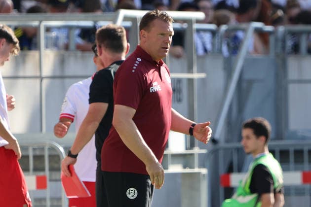 09.08.2026, Fussball, Herren, 3. Liga, Saison 2026 2027, 1. FC Saarbrücken - Rot-Weiss Essen, Trainer Uwe Koschinat (Rot-Weiss Essen) Saarbrücken Ludwigsparkstadion Saarland Deutschland (DEU) *** August 9, 2026, Soccer, Men s, 3rd Division, 2026–2027 Season, 1 FC Saarbrücken vs. Rot-Weiss Essen, Coach Uwe Koschinat, Rot-Weiss Essen, Saarbrücken, Ludwigsparkstadion, Saarland, Germany, DEU Copyright: xSebastianxBachx