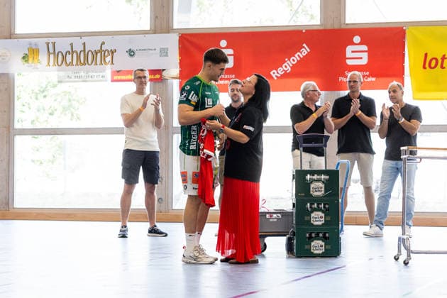 Elias NEWEL (FRISCH AUF! Goeppingen, 40) wird zum besten Spieler des Turniers gewaehlt GER, FRISCH AUF! Goeppingen vs. TVB Stuttgart, Handball, Vorbereitung, Turnier, S-Cup Altensteig, Finale, Spielzeit 2026 2027, 09.08.2026, GER, FRISCH AUF! Goeppingen vs. TVB Stuttgart, Handball, Vorbereitung, Turnier, S-Cup Altensteig, Finale, Spielzeit 2026 2027, 09.08.2026, Altensteig *** Elias NEWEL of FRISCH AUF Goeppingen, 40, is named the tournament s best player. GER, FRISCH AUF Goeppingen vs. TVB Stuttgart, Handball, Preseason, Tournament, S Cup Altensteig, Final, 2026–2027 Season, August 9, 2026, GER, FRISCH AUF Göppingen vs. TVB Stuttgart, Handball, Preseason, Tournament, S Cup Altensteig, Final, 2026–2027 Season, August 9, 2026, Altensteig Copyright: xEibnerxPressefoto OliverxSchmidtx EP_OST
