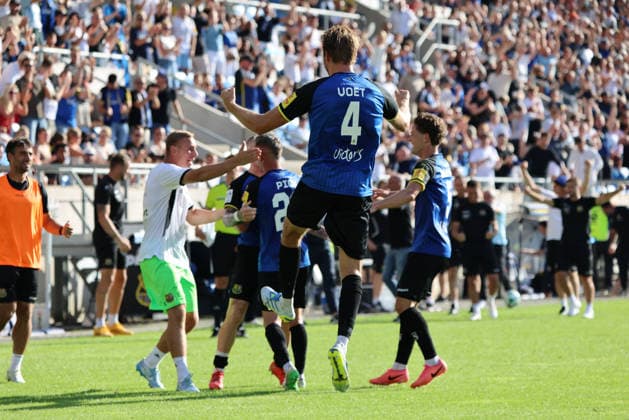 09.08.2026, Fussball, Herren, 3. Liga, Saison 2026 2027, 1. FC Saarbrücken - Rot-Weiss Essen, Torjubel zum 4:2, Torschütze: Siemen Voet (1. FC Saarbrücken) Saarbrücken Ludwigsparkstadion Saarland Deutschland (DEU) *** August 9, 2026, Soccer, Men s, 3rd Division, 2026–2027 Season, 1 FC Saarbrücken vs. Rot Weiss Essen, goal celebration after the 4–2 goal, goal scorer Siemen Voet, 1 FC Saarbrücken, Saarbrücken, Ludwigsparkstadion, Saarland, Germany, DEU Copyright: xSebastianxBachx