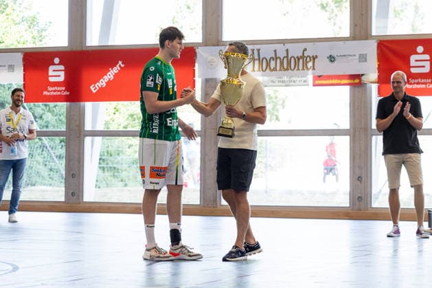 Siegerehrung FRISCH AUF! Goeppingen, Turniersieg, 1. Platz GER, FRISCH AUF! Goeppingen vs. TVB Stuttgart, Handball, Vorbereitung, Turnier, S-Cup Altensteig, Finale, Spielzeit 2026 2027, 09.08.2026, GER, FRISCH AUF! Goeppingen vs. TVB Stuttgart, Handball, Vorbereitung, Turnier, S-Cup Altensteig, Finale, Spielzeit 2026 2027, 09.08.2026, Altensteig *** Awards Ceremony: FRISCH AUF Goeppingen, Tournament Champion, 1st Place GER, FRISCH AUF Goeppingen vs. TVB Stuttgart, Handball, Preseason, Tournament, S Cup Altensteig, Final, 2026–2027 Season, August 9, 2026, GER, FRISCH AUF Goeppingen vs. TVB Stuttgart, handball, preseason, tournament, S Cup Altensteig, final, 2026–2027 season, August 9, 2026, Altensteig Copyright: xEibnerxPressefoto OliverxSchmidtx EP_OST