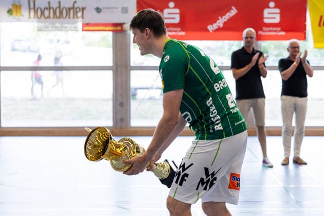 Siegerehrung FRISCH AUF! Goeppingen, Turniersieg, 1. Platz, Sascha BRODBECK (FRISCH AUF! Goeppingen, 21) mit dem Pokal GER, FRISCH AUF! Goeppingen vs. TVB Stuttgart, Handball, Vorbereitung, Turnier, S-Cup Altensteig, Finale, Spielzeit 2026 2027, 09.08.2026, GER, FRISCH AUF! Goeppingen vs. TVB Stuttgart, Handball, Vorbereitung, Turnier, S-Cup Altensteig, Finale, Spielzeit 2026 2027, 09.08.2026, Altensteig *** Awards Ceremony: FRISCH AUF Goeppingen, Tournament Champions, 1st place, Sascha BRODBECK FRISCH AUF Goeppingen, 21 holding the trophy GER, FRISCH AUF Goeppingen vs. TVB Stuttgart, handball, preseason, tournament, S Cup Altensteig, final, 2026–2027 season, August 9, 2026, GER, FRISCH AUF Goeppingen vs. TVB Stuttgart, handball, preseason, tournament, S Cup Altensteig, final, 2026–2027 season, August 9, 2026, Altensteig Copyright: xEibnerxPressefoto OliverxSchmidtx EP_OST