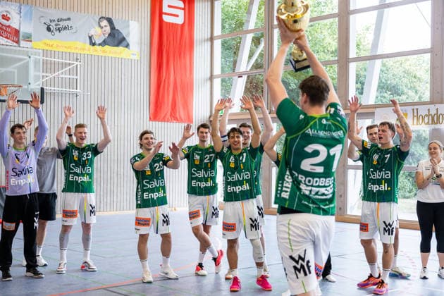 Siegerehrung FRISCH AUF! Goeppingen, Turniersieg, 1. Platz, die Spieler von FRISCH AUF! freuen sich ueber den Turniersieg, Jubel, Freude, Leidenschaft, Erfolg, Emotion, Begeisterung, positive Emotionen GER, FRISCH AUF! Goeppingen vs. TVB Stuttgart, Handball, Vorbereitung, Turnier, S-Cup Altensteig, Finale, Spielzeit 2026 2027, 09.08.2026, GER, FRISCH AUF! Goeppingen vs. TVB Stuttgart, Handball, Vorbereitung, Turnier, S-Cup Altensteig, Finale, Spielzeit 2026 2027, 09.08.2026, Altensteig *** Awards Ceremony: FRISCH AUF Goeppingen, Tournament Champions, 1st Place; the FRISCH AUF players celebrate their tournament victory, Celebration, joy, passion, success, emotion, enthusiasm, positive emotions GER, FRISCH AUF Goeppingen vs. TVB Stuttgart, handball, preseason, tournament, S Cup Altensteig, final, 2026–2027 season, August 9, 2026, GER, FRISCH AUF Goeppingen vs. TVB Stuttgart, handball, preseason, tournament, S Cup Altensteig, final, 2026–2027 season, August 9, 2026, Altensteig Copyright: xEibnerxPressefoto OliverxSchmidtx EP_OST