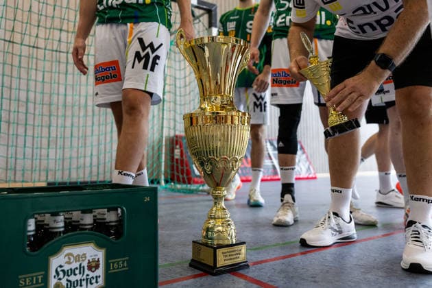 Die Spieler von FRISCH AUF! freuen sich ueber den Turniersieg, Jubel, Freude, Leidenschaft, Erfolg, Emotion, Begeisterung, positive Emotionen, Pokal GER, FRISCH AUF! Goeppingen vs. TVB Stuttgart, Handball, Vorbereitung, Turnier, S-Cup Altensteig, Finale, Spielzeit 2026 2027, 09.08.2026, GER, FRISCH AUF! Goeppingen vs. TVB Stuttgart, Handball, Vorbereitung, Turnier, S-Cup Altensteig, Finale, Spielzeit 2026 2027, 09.08.2026, Altensteig *** The FRISCH AUF players are celebrating their tournament victory, Celebration, joy, passion, success, emotion, enthusiasm, positive emotions, GER Cup, FRISCH AUF Göppingen vs. TVB Stuttgart, handball, preseason, tournament, S Cup Altensteig, final, 2026–2027 season, August 9, 2026, GER, FRISCH AUF Göppingen vs. TVB Stuttgart, handball, preseason, tournament, S Cup Altensteig, final, 2026–2027 season, August 9, 2026, Altensteig Copyright: xEibnerxPressefoto OliverxSchmidtx EP_OST