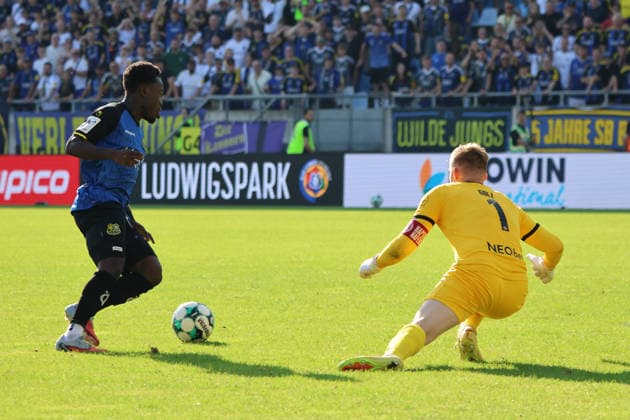 09.08.2026, Fussball, Herren, 3. Liga, Saison 2026 2027, 1. FC Saarbrücken - Rot-Weiss Essen, Jakob Golz (Rot-Weiss Essen), Kelsey Owusu (1. FC Saarbrücken) Saarbrücken Ludwigsparkstadion Saarland Deutschland (DEU) *** August 9, 2026, Soccer, Men s, 3rd Division, 2026–2027 Season, 1 FC Saarbrücken vs. Rot-Weiss Essen, Jakob Golz (Rot-Weiss Essen), Kelsey Owusu (1 FC Saarbrücken), Saarbrücken, Ludwigsparkstadion, Saarland, Germany, DEU Copyright: xSebastianxBachx