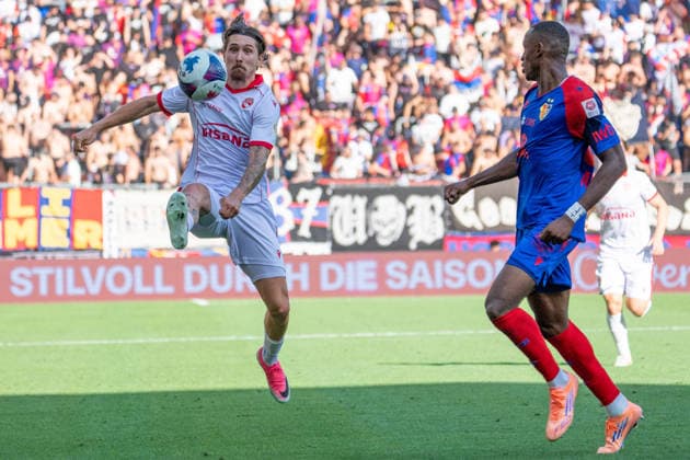BASEL, SWITZERLAND - August 9: Marc Gutbub of Thun L) battles for the ball with Akpe Victory of Basel R) during the Swiss Super League 2026 27 match between FC Basel 1893 and FC Thun at St. Jakob-Park on August 9, 2026 in Basel, Switzerland. Basel Basel-Stadt Switzerland *** BASEL, SWITZERLAND August 9 Marc Gutbub of Thun (L) battles for the ball with Akpe Victory of Basel (R) during the 2026–27 Swiss Super League match between FC Basel 1893 and FC Thun at St. Jakob Park on August 9, 2026, in Basel, Switzerland Basel Basel-Stadt Switzerland Copyright: xJustPictures.ch PascalxvonxBürenx jp-en-EuSpIm-Pavo_Fotografie-07109