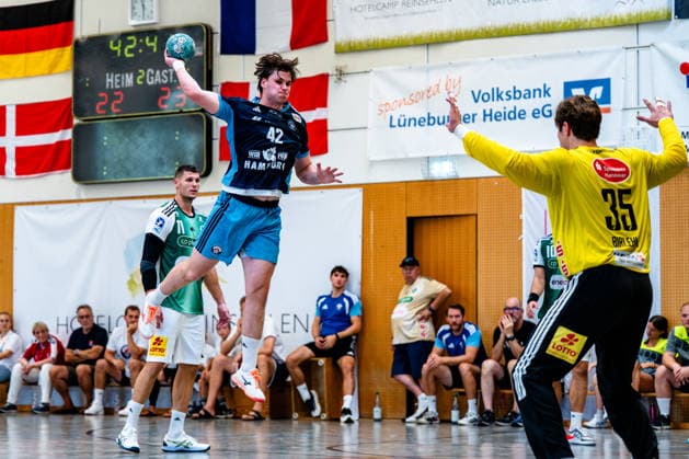 09.08.2026, xdobgx, Handball Heide-Cup 2026, TSV Hannover-Burgdorf - Handball Club Hamburg v.l. Jan Christian Schmidt (Handball Verein Hamburg, 42) beim Wurf, in action, throwing, Joel Birlehm (TSV Hannover-Burgdorf, 35) Schneverdingen *** August 9, 2026, xdobgx, 2026 Heide Cup Handball Tournament, TSV Hannover Burgdorf vs. Handball Sport Verein Hamburg, Jan Christian Schmidt (42) taking a shot, in action, throwing, Joel Birlehm (TSV Hannover Burgdorf), 35 Schneverdingen